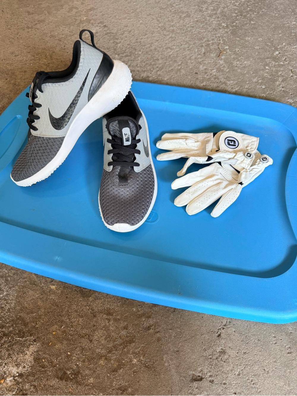 Nike Junior Roshe Golf Shoes Blk/Grey Y5 & Golf Gloves